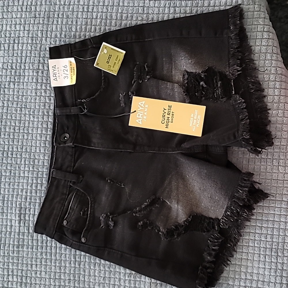 Ariya Curvy Jean Shorts NWT Size 3/26